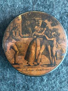 Scatola tabacchiera in papier mache’ con scena con iscrizione:le retour d’un brave.Francia