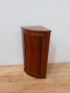 Gewölbte Nussbaum-Eckvitrine - spätes 19. Jh. - Kantonalmöbel - Eckmöbel