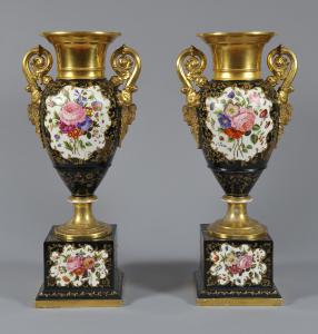 Coppia di vasi Carlo X in porcellana decorata, Francia ca. 1830-1840