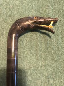 Bastone tutto in corno composto da segmenti su anima flessibile raffigurante un serpente.