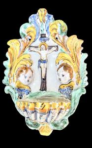 Weihwasserbecken aus polychromer Majolika mit Christusfigur, Cherubim und Blattwerk. San Quirico d’Orcia.