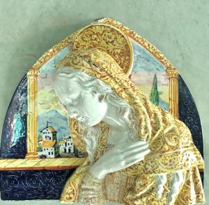 Formella-Altorilievo  devozionale in maiolica raffigurante Madonna su sfondo paesaggistico dipinto.Manifattura di Signa.Toscana