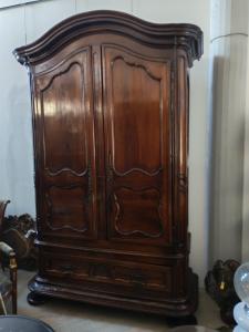 Majestoso guarda-roupa de nogueira maciça de origem francesa, datado do século XVIII