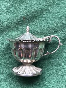 Embossed silver gravy boat with geometric patterns. Birmingham 1916. England.