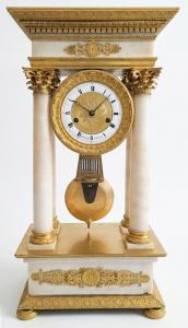 GRANDE PENDOLA A PORTICO IN ALABASTRO E BRONZO DORATO - FRANCIA - XIX SEC.