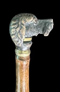 Bastone con pomolo a forma di testa di cane in legno.