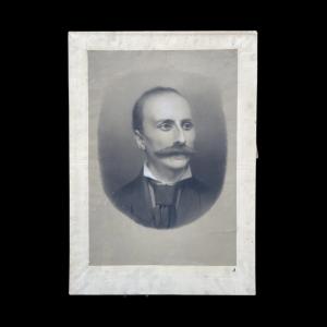 Retrato de figura masculina em carvão.