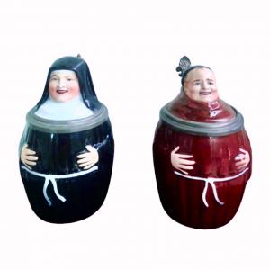 Coppia di boccali in porcellana  e peltro  a forma di prete e suora con litofanie sul fondo a soggetto erotico.Germania.