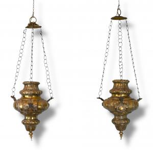Coppia di Lampade Votive in Metallo Sbalzato e Dorato - Italia XVIII Secolo