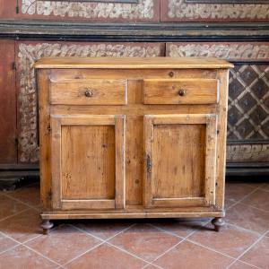 Piccola credenza in abete