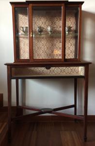 Vitrine inglesa de mogno estilo Vitoriano do século XIX com incrustações.