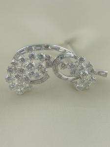 Spilla floreale  con diamanti