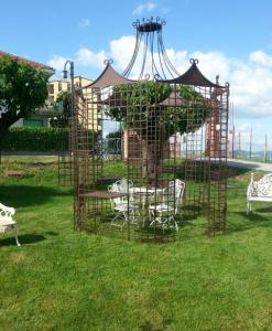 Solid iron gazebo - D 280 cm