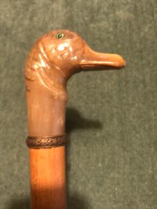 Stock mit einem Horngriff, der einen Entenkopf darstellt. Bambusrohr.