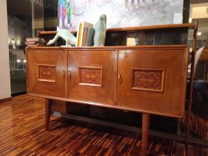Italienisches Vintage-Sideboard aus den 50er Jahren aus Kirschholz mit eingelegten Türen