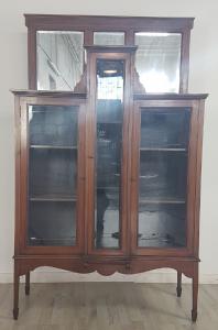 Elegante antike Vitrine aus Nussbaumholz mit Intarsien aus den frühen 1900er Jahren, Liberty-Epoche, 1.400,00 Euro (verhandelbar)