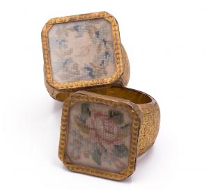 Neoklassische Serviettenringe aus vergoldetem Holz mit Petit-Point-Stickerei
