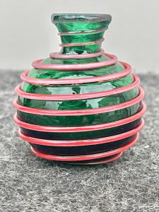 Piccolo vaso in vetro verde con spirale rossa.Manifattura Seguso.Murano.
