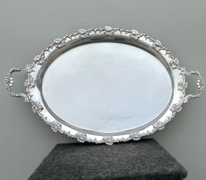 Grande vassoio in silver plate con decori a tralcio di vite e prese con motivi rocaille.Punzonato.