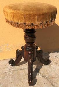 Hocker mit verstellbarer Höhe