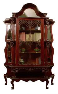 Vitrine em mogno com entalhes, estilo Art Nouveau inglês do século XIX.