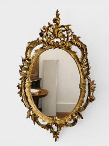 Specchiera ovale in legno intagliato e dorato a foglia – XIX secolo