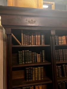 LIB168 - No. 3 of 5 walnut bookcases, 19th century, slightly different dimensions - Foto 6