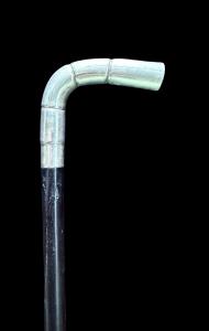 Bastone con pomolo in argento che imita il legno di bambù’.