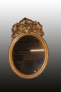 Specchiera ovale verticale stile Luigi XV del 1800 dorata foglia oro con bellissima cimasa