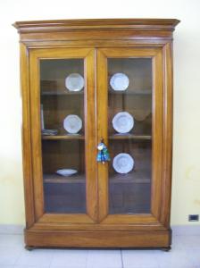 Elegantes Bücherregal im Stil Louis-Philippe. 159 B (mit Rahmen) x 37 T (ohne Rahmen) x 227 H.
