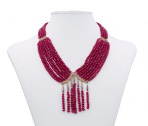 Collier di rubini con chiusa in oro basso e diamanti taglio rosetta