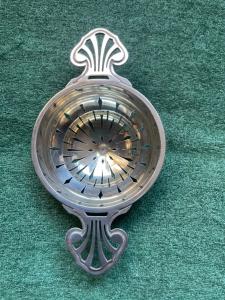 Colìno da the in argento traforato con motivi geometrici art nouveau.Senza punzone.