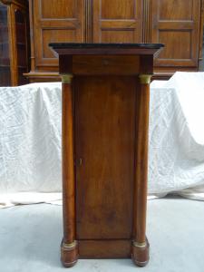 Comodino Impero con bronzi a colonna piena in mogano 1820 Francia
