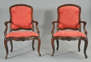 Paar Louis-XV-Sessel aus geschnitztem Nussbaumholz, Genua, 18. Jahrhundert
