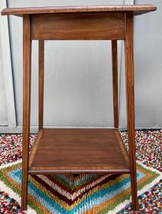 Quadratischer Tisch mit Intarsien
