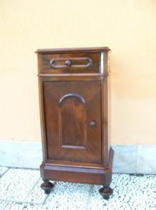 Einzelner emilianischer Nachttisch aus der Zeit des frühen 20. Jahrhunderts. 39 B x 32 T x 81 H.
