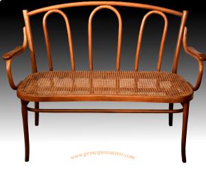 Divanetto raro e requintado original da Thonet, fase de produção de 1870-80 c.a. com selo de fogo da manufatura.