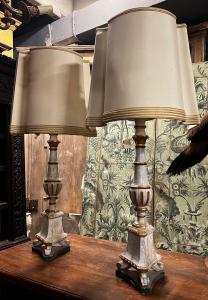 LAMP240 - Lackierte Holzleuchter, 19. Jahrhundert, Maße cm B 20 x H 95 x T 20