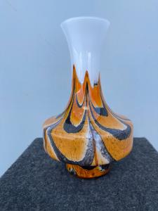 Vaso in vetro incamiciato lattimo con effetto ‘tigrato’.Murano