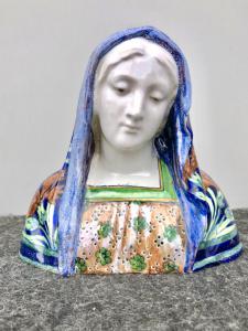 Busto in maiolica di Madonna con decoro floreale stile art nouveau.Manifattura di Angelo Minghetti,Bologna.