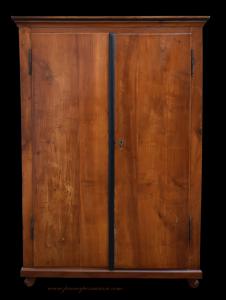 Wien, um 1815: Seltener, schlichter und eleganter Kleiderschrank des allerersten Biedermeier aus massivem Kirschbaumholz.