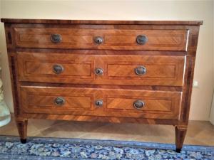 Commode Louis XVI plaquée lombarde.