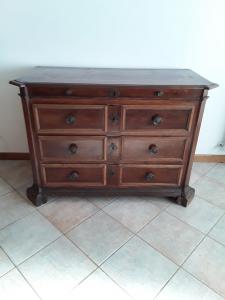 Comò lastronato in noce con filetto in acero scantonato 1600 serature originali a forma di cuore piccolo cassetto sotto piano l130xp58xh92 garanzia termini di legge comòlucchese 