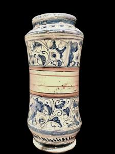 Albarello in maiolica con decoro a ‘foglia di quercia.Montelupo.