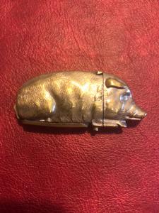 Scatolina portafiammiferi in bronzo argentato a forma di maiale.