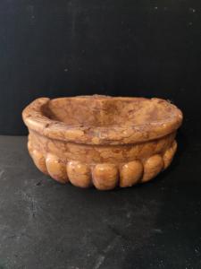 Raffinata acquasantiera veneziana in marmo rosso Verona - 30 x 29 cm