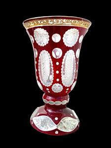 Glasierter Glasbecher mit Blasen. Böhmen