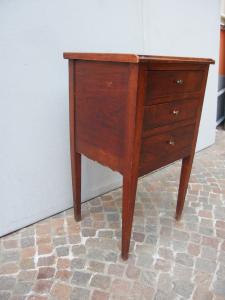 Mesa de cabeceira com três gavetas em nogueira estilo Luís XVI, século XIX, cm L43xP35xH70
