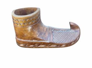 Piccolo vasetto a forma dì scarpa in legno intagliato.