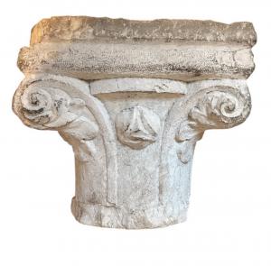 Antico capitello in pietra del XVI secolo